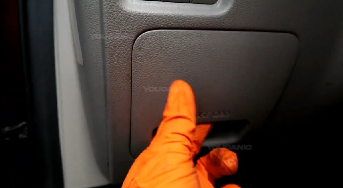 Removing the cover of the Fuse Box.