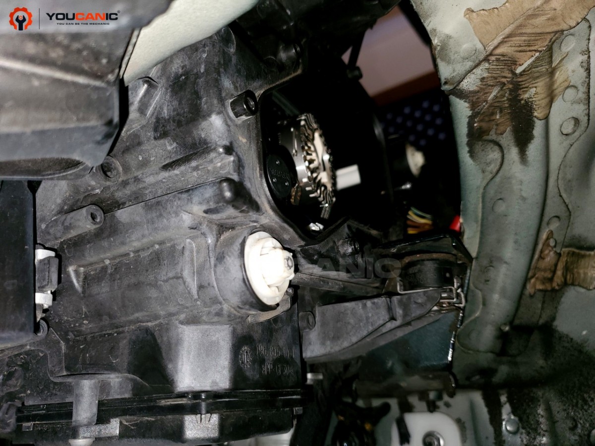 how to open a stuck hood on vw golf mk7
