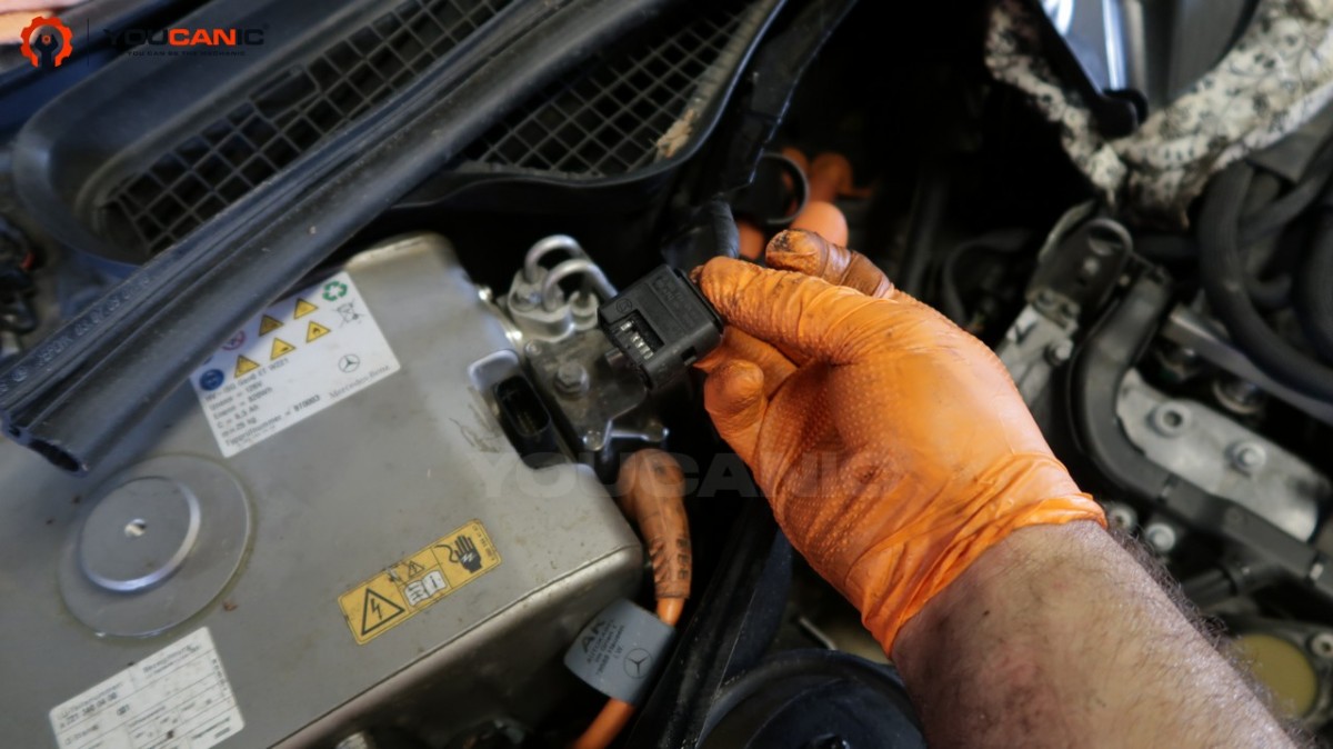 battery connector hybrid