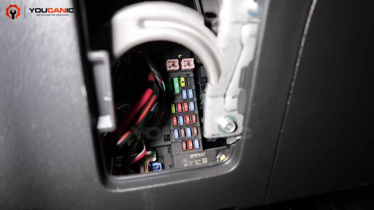 Mitsubishi outlander interior fuse location