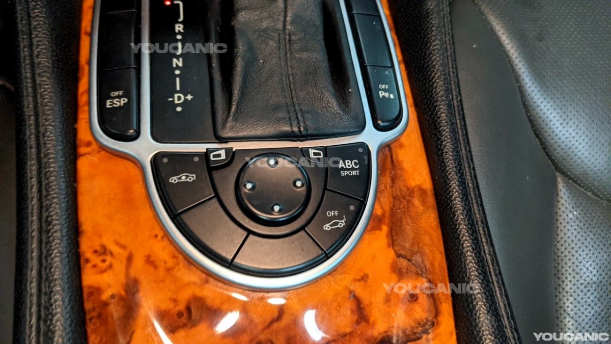 Mercedes while when pressing abc button to raise car