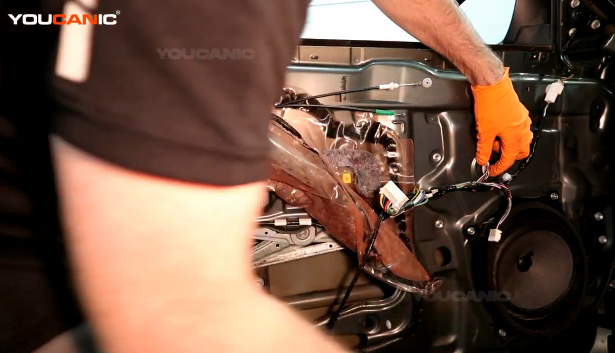 Disconnecting the connector of the window regulator.
