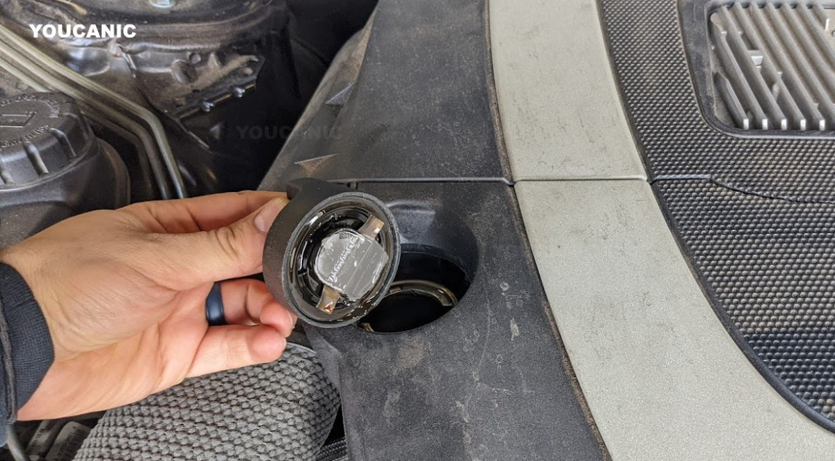 Mercedes oily white oil cap