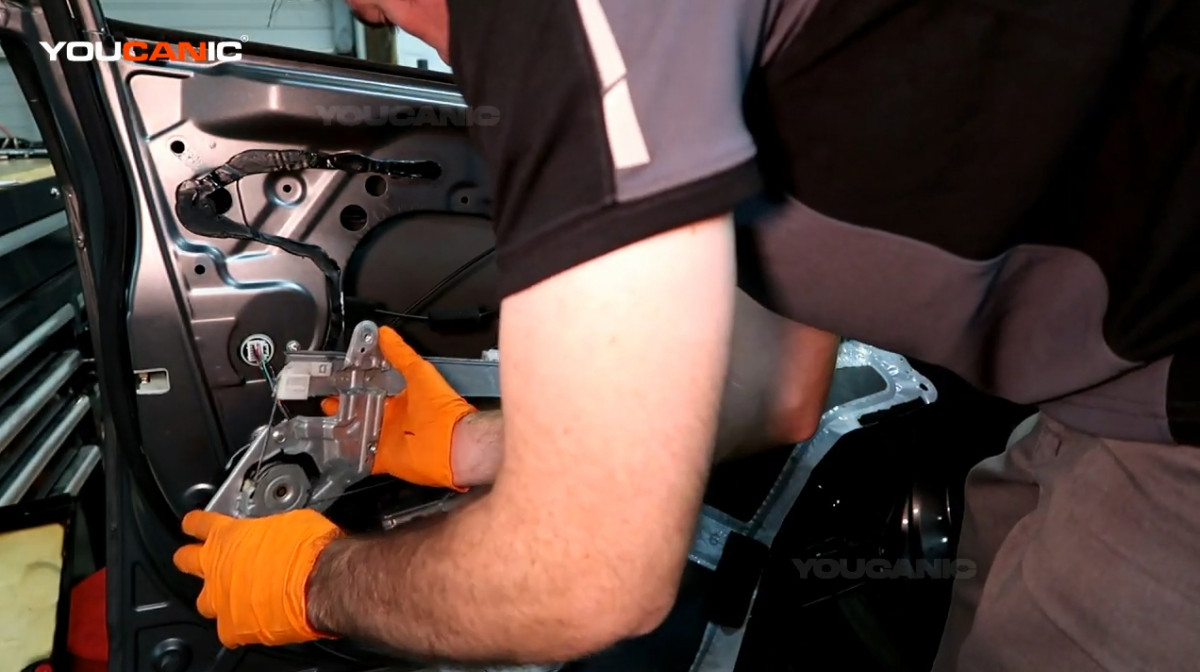 Removing the window regulator of the Honda Fit.