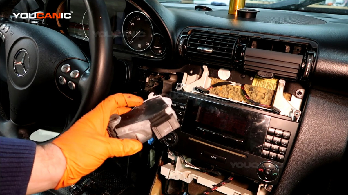 The Steering Lock Mechanism of the Mercedes-Benz C-Class W204