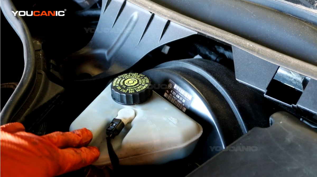 The brake fluid reservoir of the 2010 Mercedes Benz S550.