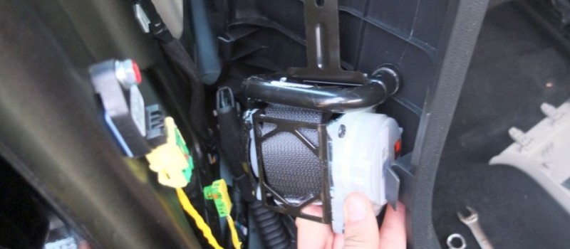 How to replace a seat belt retractor