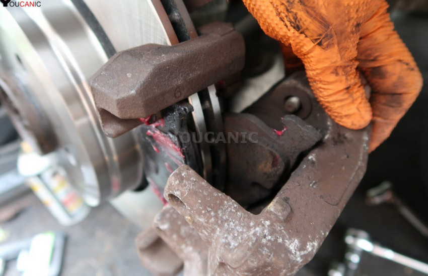 BMW Front Brake Pad & Rotor Replacement Instructions