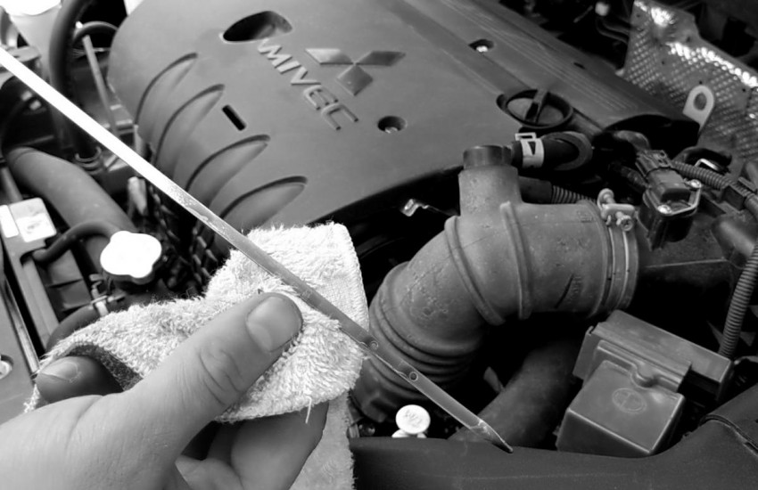How to check engine oil level on Mitsubishi vehicles
