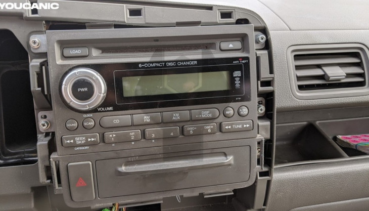 How to Replace a Honda Ridgeline Radio
