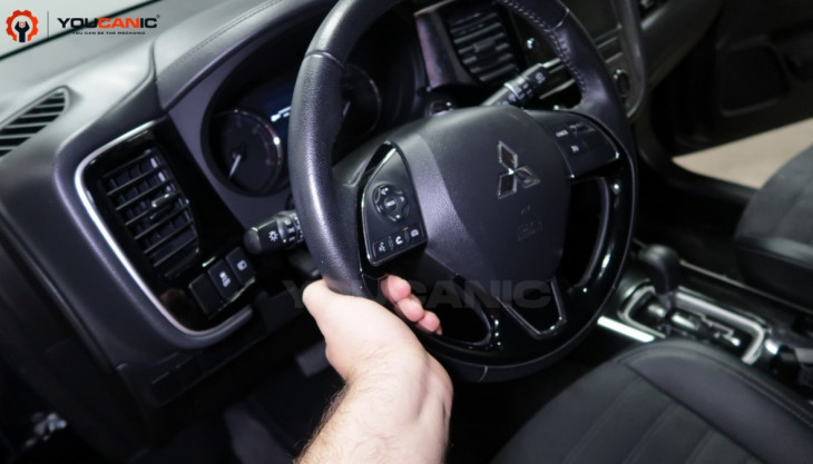 How to Adjust the Position of the Steering Wheel on a Mitsubishi