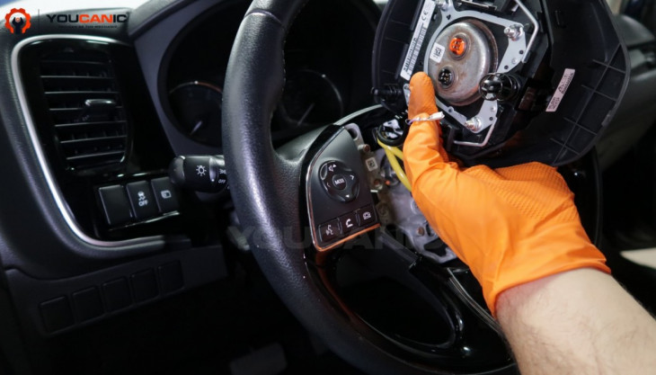 How to Remove and Replace the Airbag on a Mitsubishi Outlander