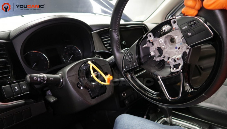 How to Remove the Steering Wheel on a Mitsubishi