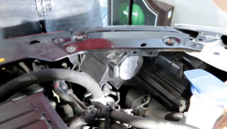 VW Jetta Headlight Bulb Replacement