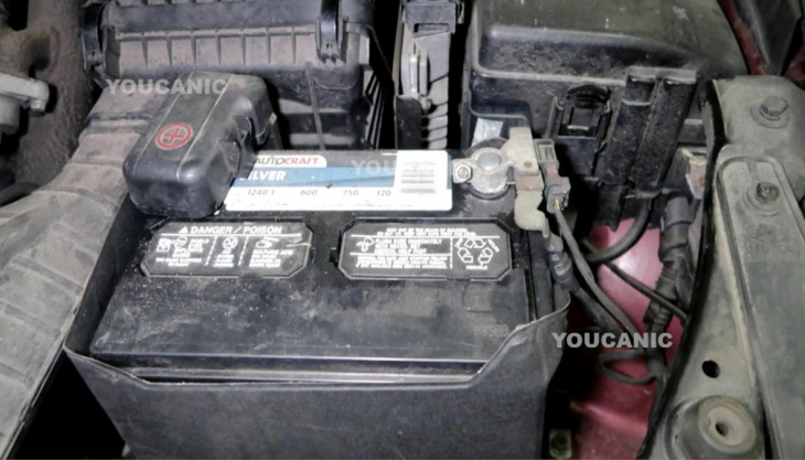 How to Replace the Battery on a Hyundai Sonata