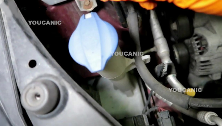 How to Add Windshield Washing Fluid on a Hyundai