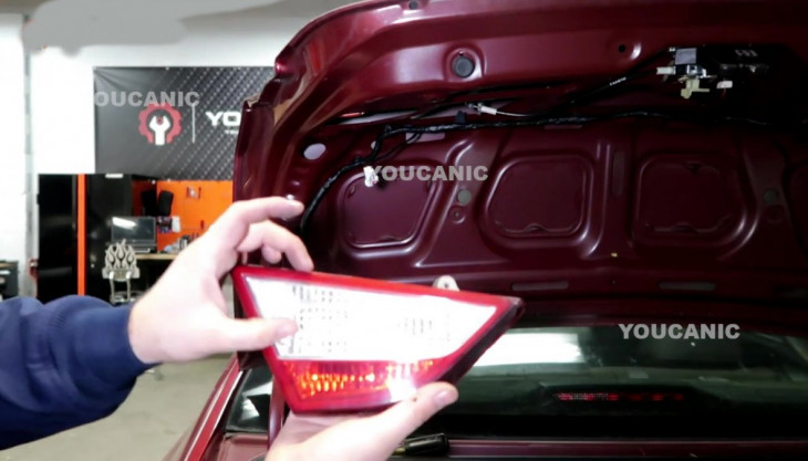 Hyundai Sonata Trunk Lid Tail Light Replacement