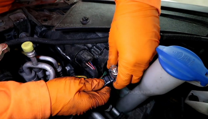 Replacing the High Beam Light Bulb of the 2016-2020 Kia Optima.