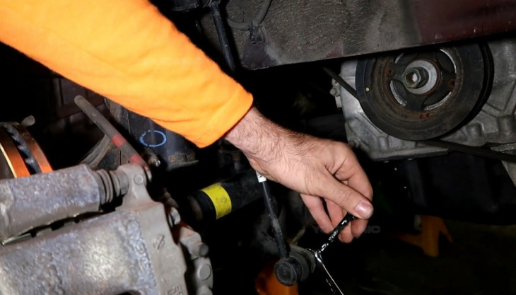 Replacing the sway bar link on a 2016-2020 Kia Optima.