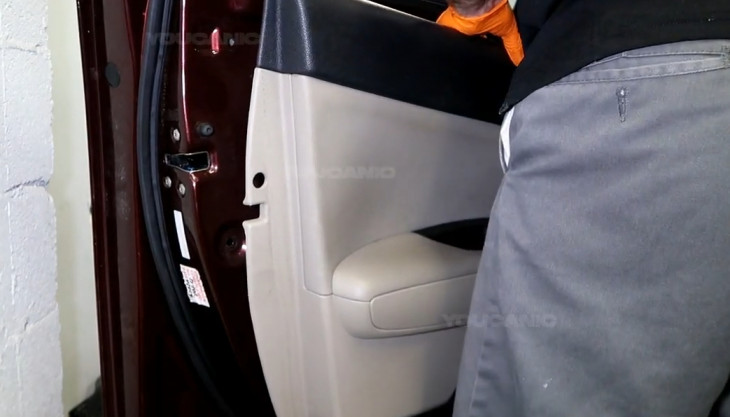 Removing and reinstalling the door panel of the 2016-2020 Kia Optima.