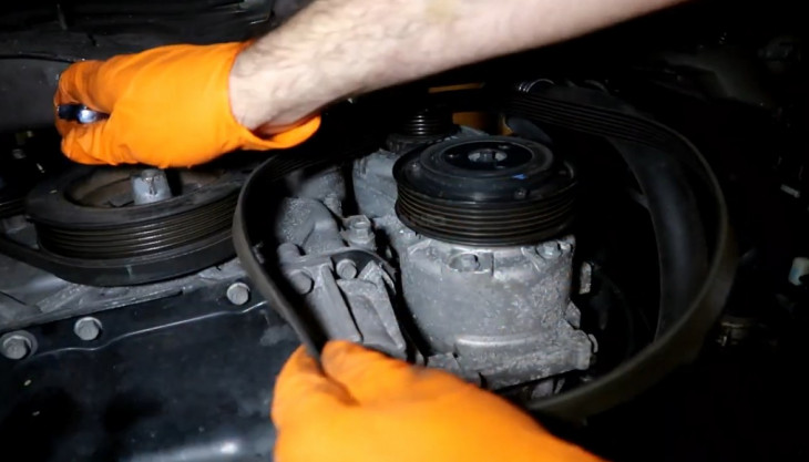 Replacing the serpentine belt on a 2016-2020 Kia Optima.