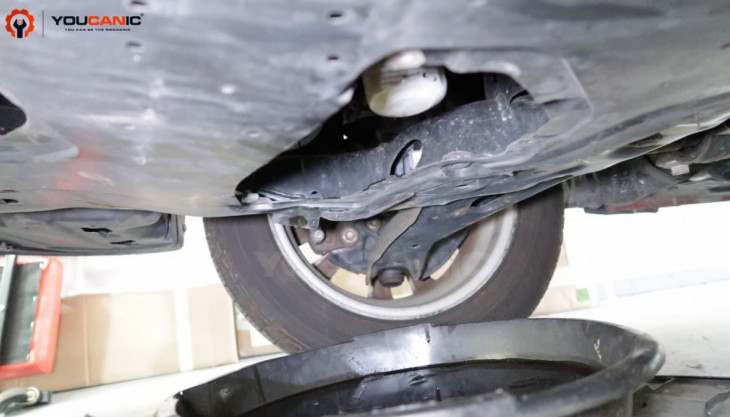 Changing the Oil and Oil Filter of the 2016 Mazda 3.