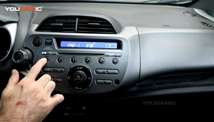 Setting the Time Clock of the 2010 Honda Fit.
