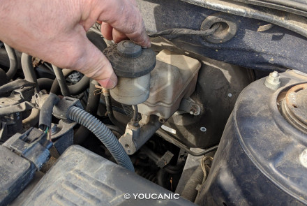 Toyota Add or Check Brake Fluid Level