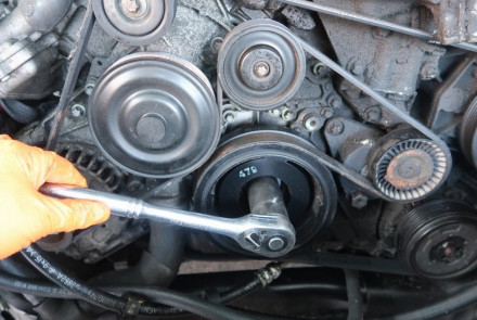 How to Manually Crank Mercedes-Benz Engine