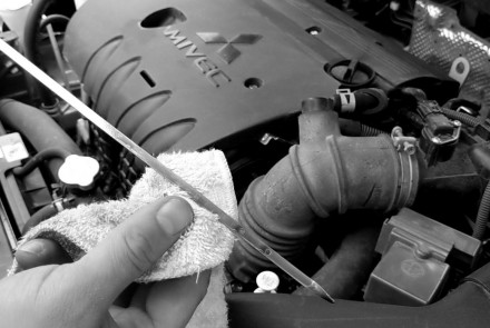 Mitsubishi Check Engine Oil Level