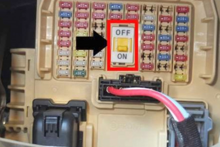 What is the ON / OFF Switch Inside the Fuse Box of a Kia / Hyundai