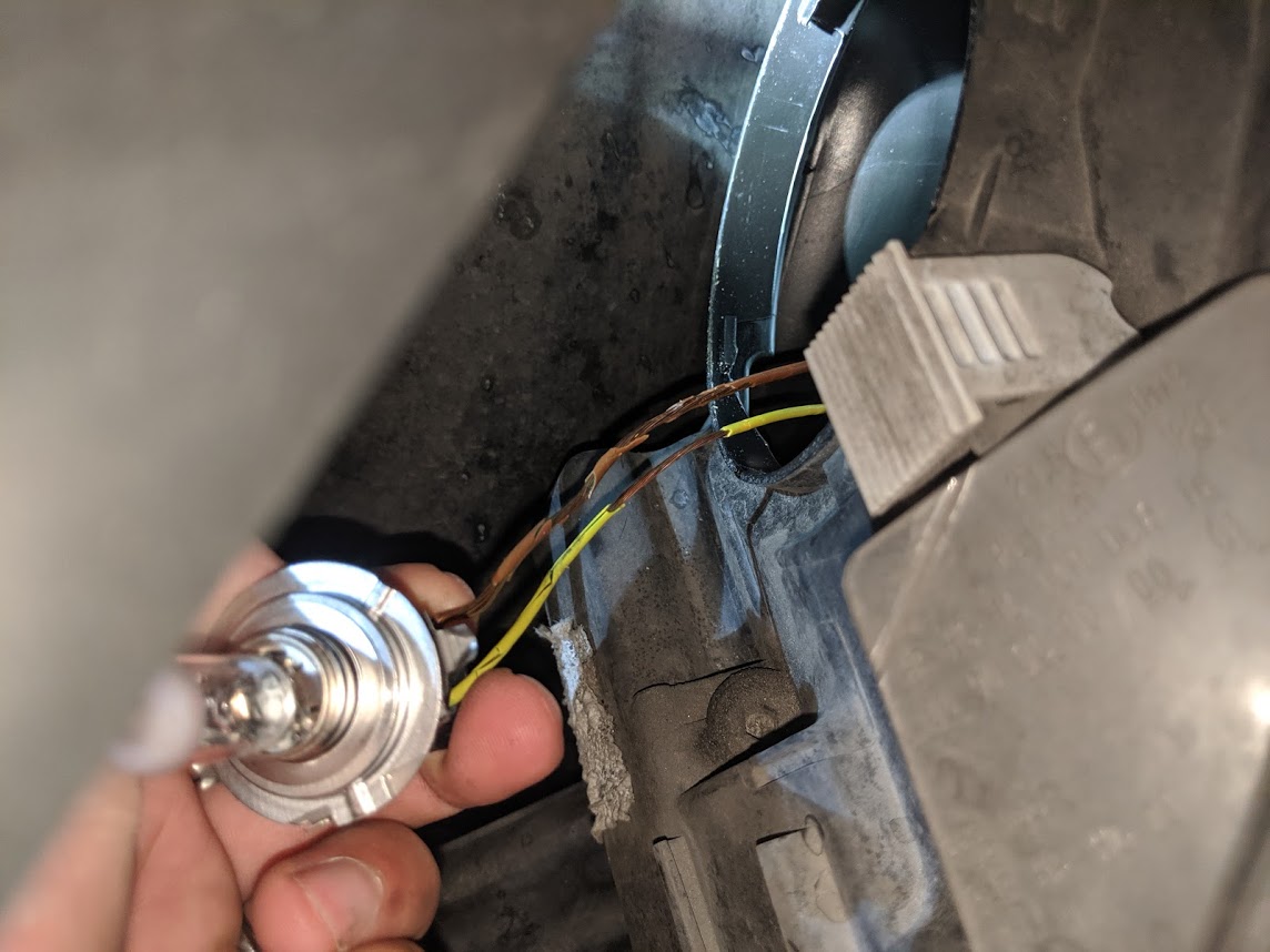 Mercedes new light bulb not working