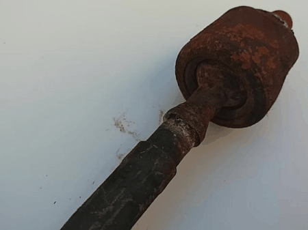 Extremely worn inner tie rod